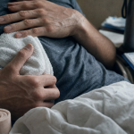 Entorse costale combien de temps : poche de glace sur le thorax