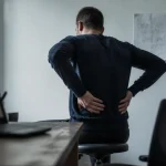 Dos courbe au bureau, posture voûtée : cyphose ou camptocormie