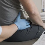 Douleur a la hanche : main palpe la zone latérale