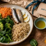 Menu anti inflammatoire : assiette poisson gras, légumes et quinoa