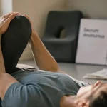 Sacrum bloqué : patient en kinésithérapie sur tapis, posture douce